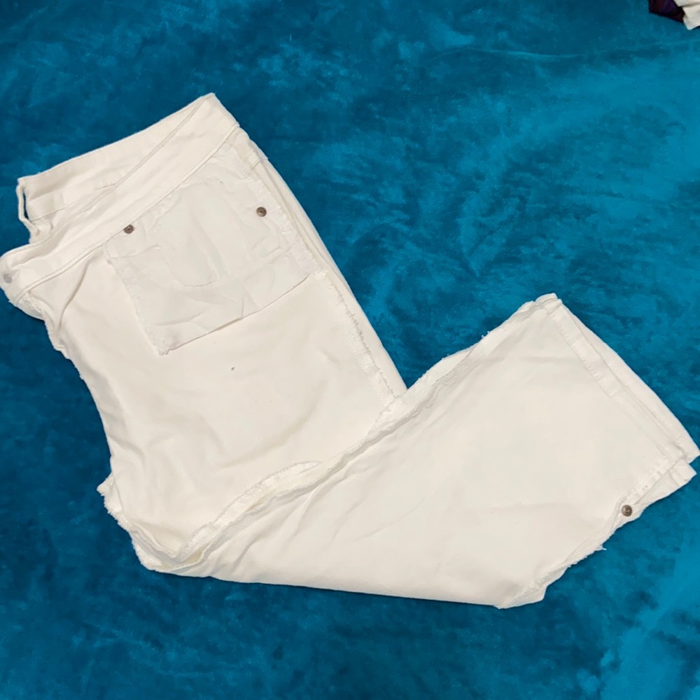 Guess Denim White Capri w/Splits & Guess Tag @Knee 🔥🔥🔥